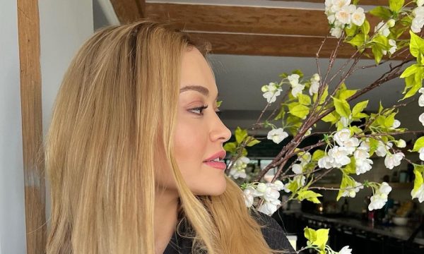 Rita shfaq belin në veshje sportive