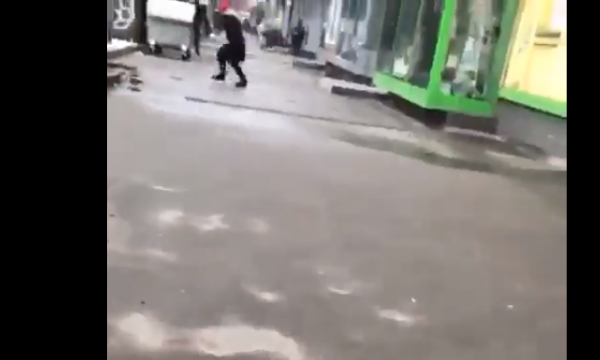 Ukrainasit të tmerruar nga barbaria ruse, “NEXTA TV” publikon pamje të sulmit në Kyiv