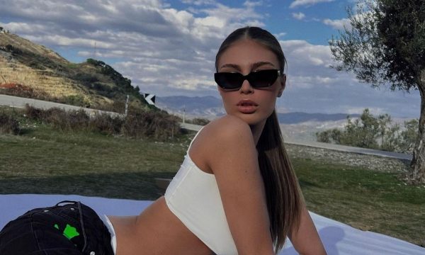 Trejsi bëhet gati për një tjetër set fotografish