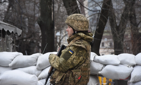 Fortifikohet Odesa, pamje se si ushtarët ukrainas po e mbrojnë qytetin