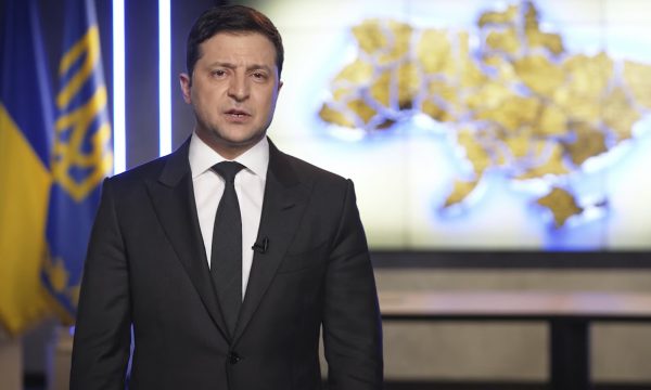 Presidenti Zelensky heq vizat për të huajt që dëshirojnë të luftojnë për Ukrainën kundër Rusisë