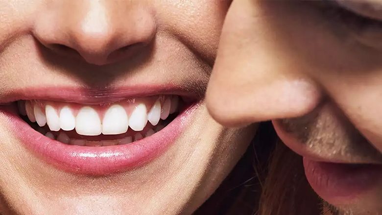 Çfarë u bën puthja dhëmbëve tanë? Dentisti zbulon sekretin