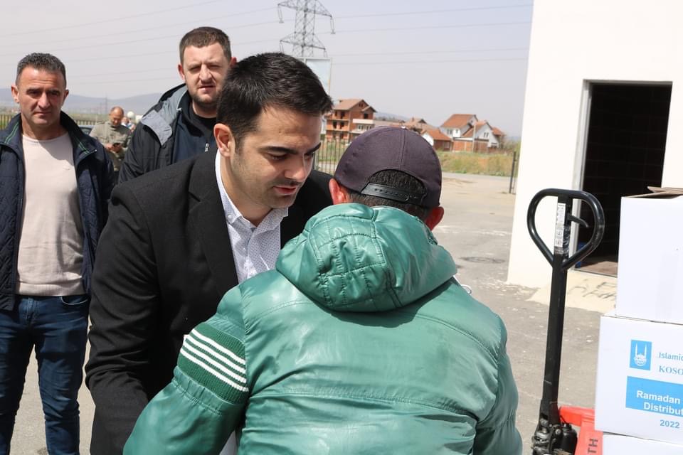 Në Lipjan shpërndahen 180 pako ushqimore për familjet me nevojë