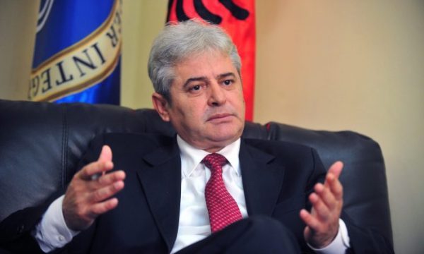 Ali Ahmeti uron Abazoviqin: Na pret shumë punë