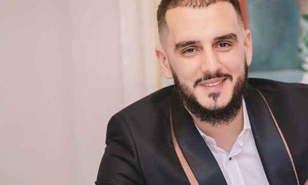 Gold AG ia vjedhin atletet para derës së banesës, reperi i publikon pamjet