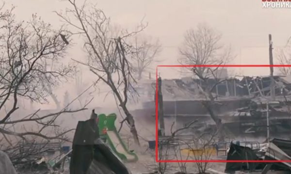 Luftime të ashpra në Mariopol: Momenti kur tanku rus goditet nga raketa anti-tank