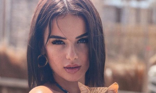 Mbulohet Rina, kështu duket me shami