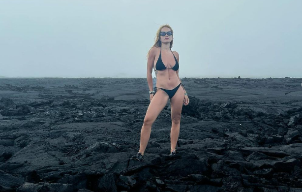 Rita shijon pushimet, ekspozon linjat trupore në bikini