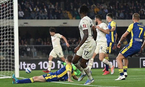 Milani fiton me përmbysje ndaj Veronas dhe vazhdon kryesimin në Serie A