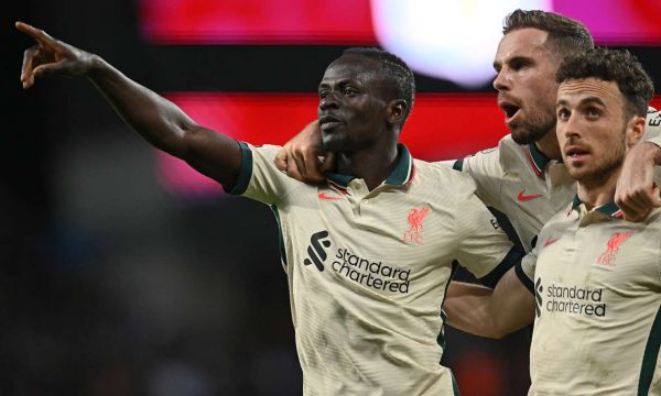 Liverpooli fiton me përmbysje ndaj Aston Villas dhe vazhdon presionin ndaj Man Cityt