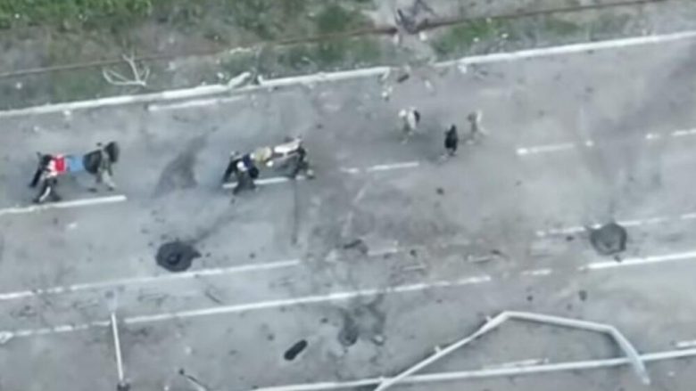 Pamjet e filmuara me dron, shfaqin momentin kur ushtarët e plagosur ukrainas nga Azovstali barten me barela nëpër autobusë