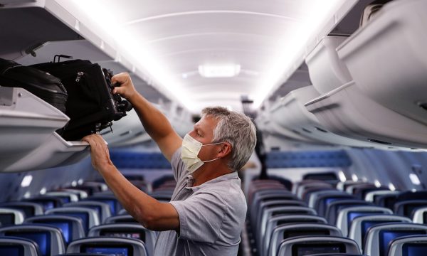 BE-ja heq mbajtjen e maskave gjatë udhëtimeve ajrore