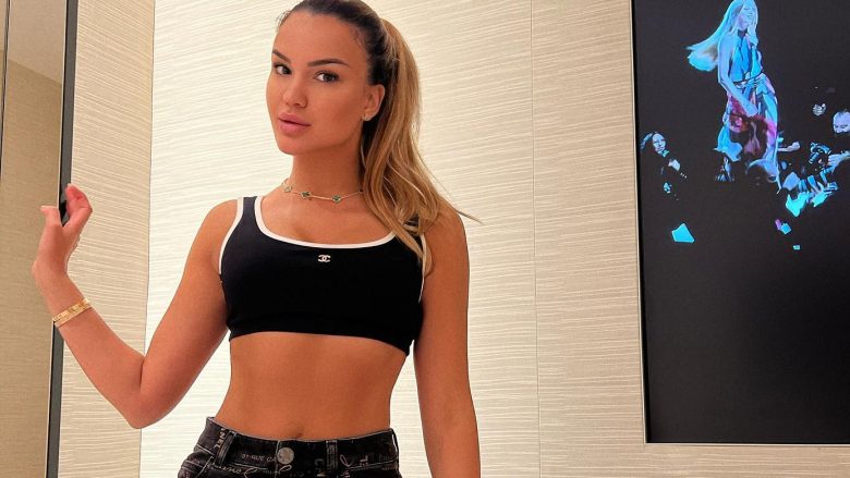 Arta Elezaj duket atraktive teksa thekson linjat në një paraqitje të radhës në Instagram