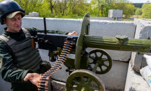 I “shpërfillur” nga ushtria ruse, pse ukrainasit po përdorin ende mitralozin 100 vjeçar
