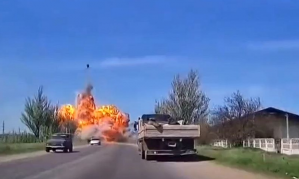 Momenti kur ukrainasit shkatërrojnë një tank rus në Mariupol (PAMJE)