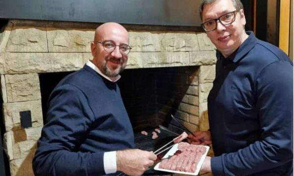 Vuçiqi publikon foto duke përgatitur qebapë me presidentin e Këshillit Evropian