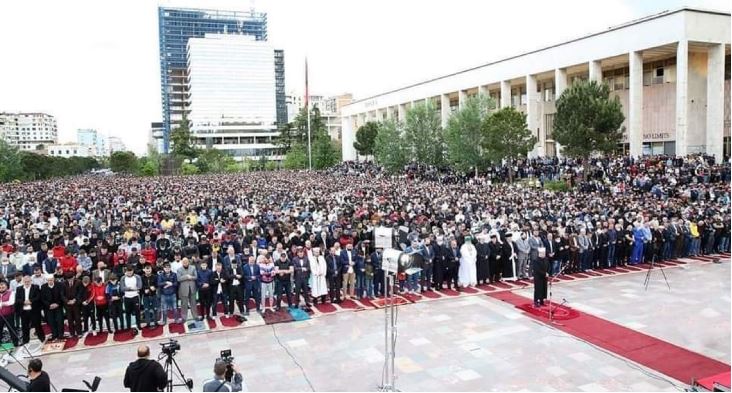 Mijëra besimtarë mbushin sheshin në Tiranë, falin namazin e Bajramit