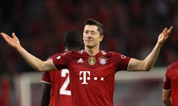 Agjenti i Lewandowskit ishte në zyret e Barcelonës, bleu 10 fanella me emrin e polakut