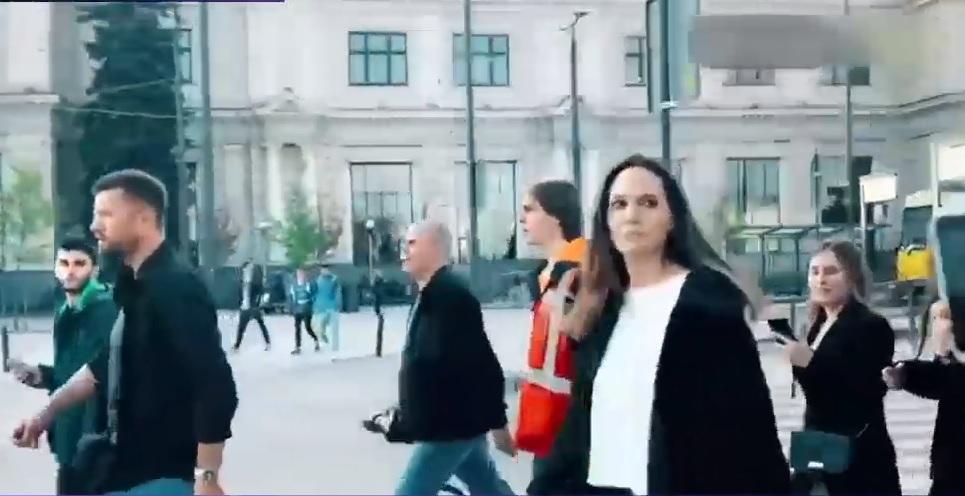 Angelina Jolie përjeton tmerrin në Ukrainë, vrapon për në strehë pas alarmit të sulmit