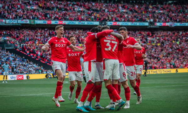 Nottingham Forest rikthehet në Premierligë, fiton ndaj Huddersfieldit në finale