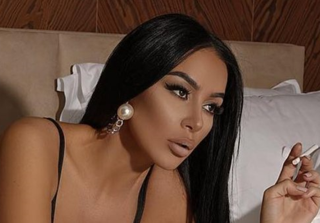 Flaka Krelani pozon pranë reperit me famë botërore