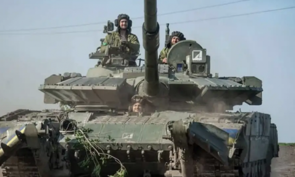 Ukraina u tall me ‘Ditën e Fitores’ të Rusisë duke mbajtur një ‘paradë’ të tankeve ruse të kapura