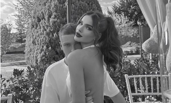 Arbenita dhe Fero shihen të përqafuar në një fotosesion të fundit – pas sherrit të Feros me UniKKatilin