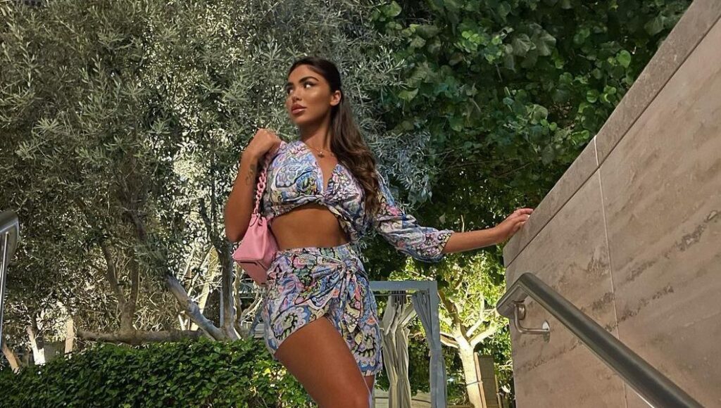 Arta Nitaj nis pushimet në ishullin privat të Bill Gatesit
