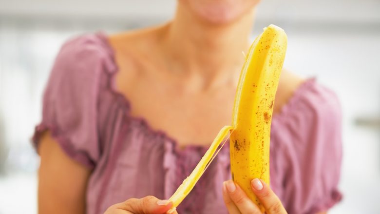 Nuk do të besoni se çfarë sëmundje shëroni nëse flini me lëvore të bananes në kokë