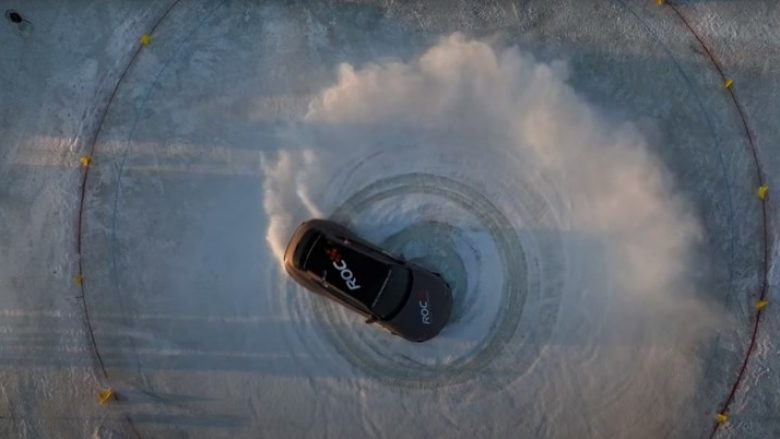 Porsche Taycan vendos rekordin botëror të Guinness me 69 “rrotullime në akull” radhazi