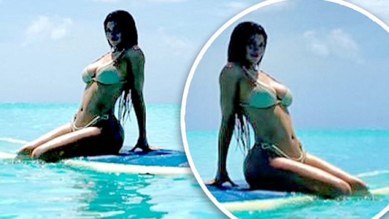 Kylie Jenner duket në super formë, ndërsa pozon me bikini në plazh vetëm 12 javë pas lindjes