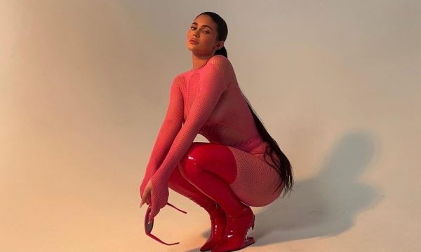 Kylie tregon trupin si gastare në veshje rozë