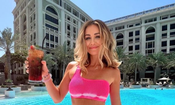 Laura shkëlqen në bikine në Dubai