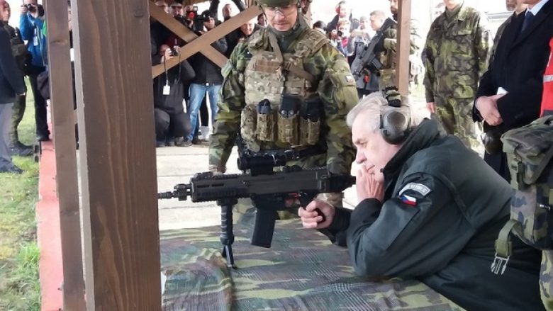 Presidenti Zeman lejoi mbi 100 çekë të luftojnë përkrah ushtrisë së Ukrainës