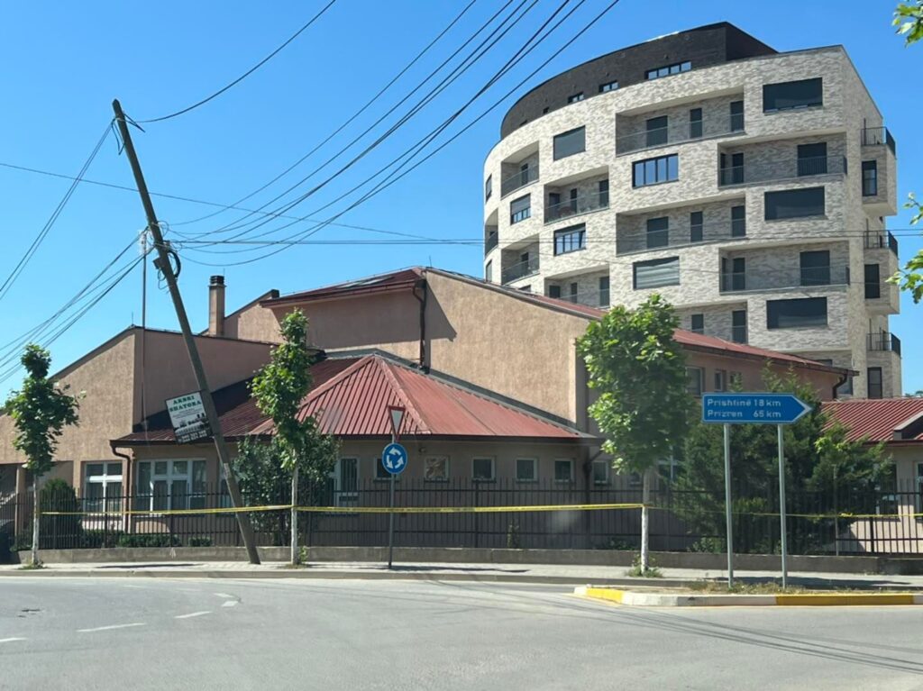 Sveçla thotë se pati informacione për mjete shpërthyese në 72 shkolla