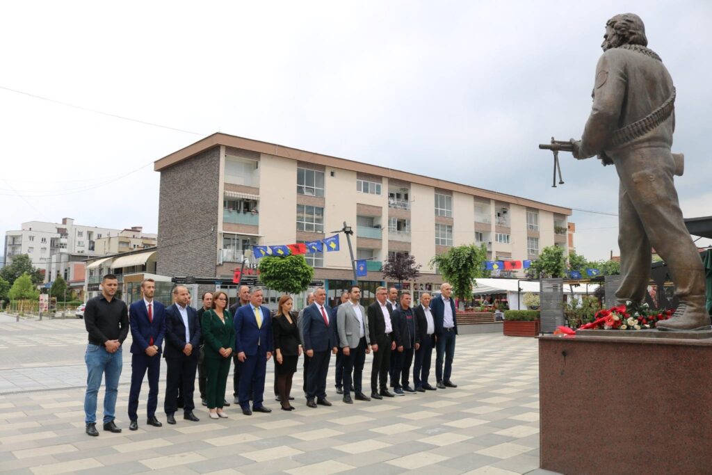 Bëhen homazhe me rastin e 12 Qershorit Ditës së Çlirimit të Komunës së Lipjanit