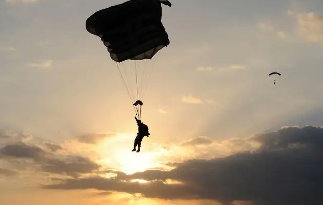 Dyshohet se parashutistë serbë u lëshuan nga Serbia në Kosovë, policia: Po bashkëpunojmë me KFOR-in