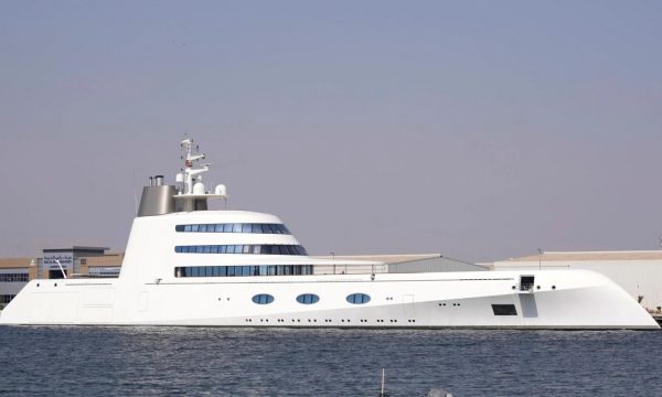 Mega-jahti i oligarkut rus fshihet në Emiratet e Bashkuara Arabe