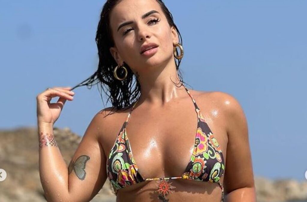 Rina dëshmon që e ka trupin seksi edhe pa photoshop