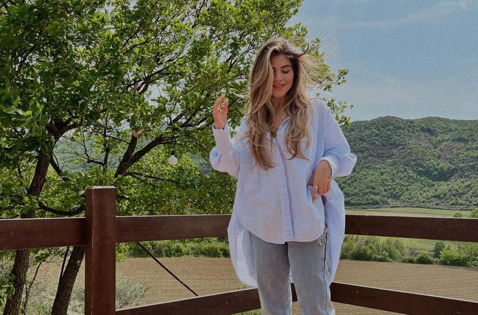 Sarah Berisha luan basketball e veshur në bikine