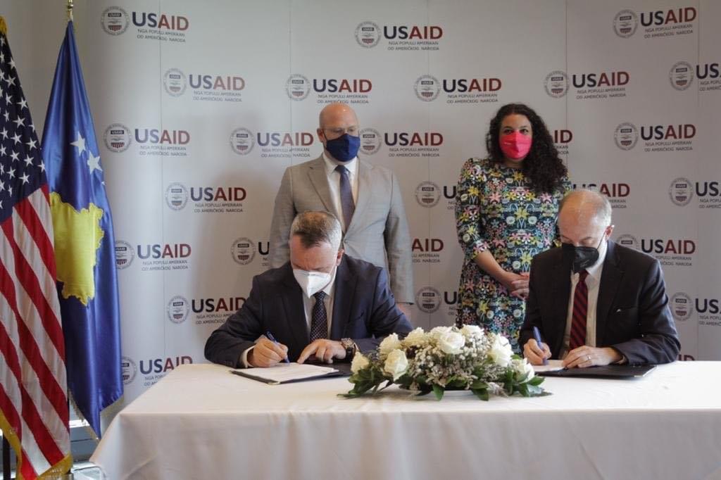 Kryetari Imri Ahmeti nënshkruan edhe një marrëveshje bashkëpunimi me popullin amerikan (USAIDI)