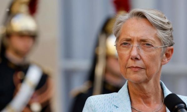 Kryeministrja franceze i mbijeton mocionit të mosbesimit