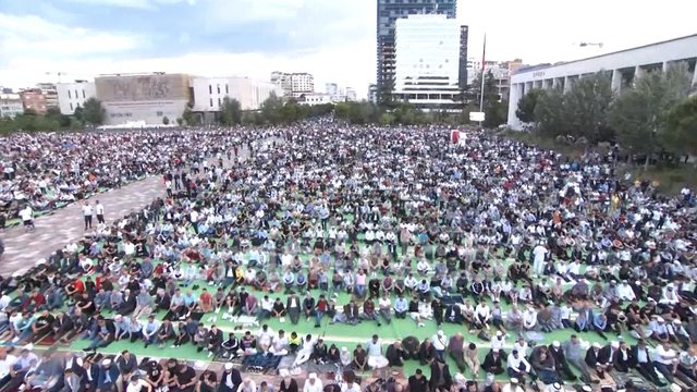 Besimtarët myslimanë falën Kurban Bajramin në sheshin “Skënderbej” në Tiranë (FOTO)