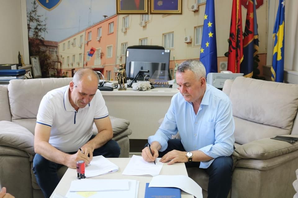Kryetari Imri Ahmeti nënshkruan memorandum bashkëpunimi me shoqatën e të drejtave të pacientëve në Kosovë (PRAK)