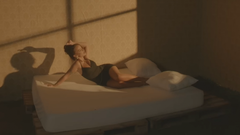 Rina Balaj provokuese në klipin e ri “Daddy”