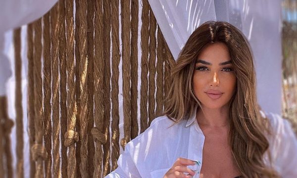 Arjola shfaqet me pushime në Ksamil, bën një cilësim për veten