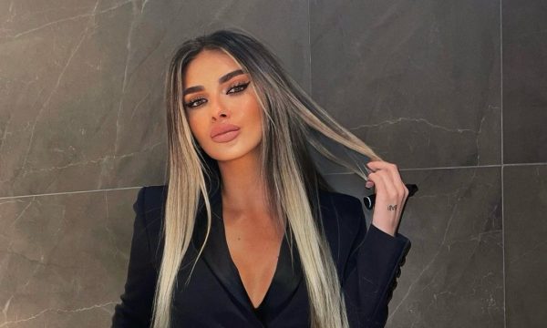 Beatrix Ramosaj poston fotografi provokuese me bikini