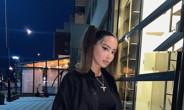 Fansja ia prekë të pasmet në koncert, ky është reagimi i Dafinës