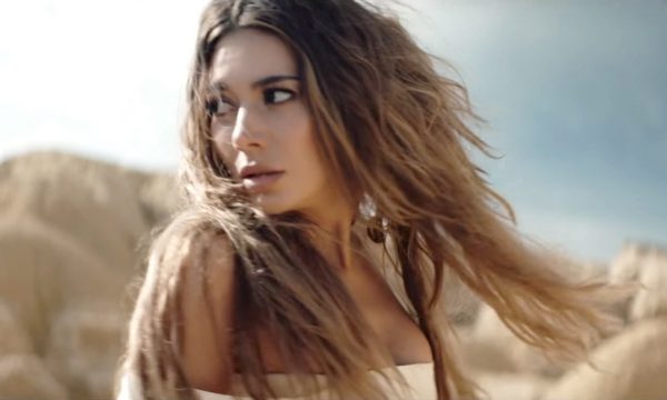 Elvana Gjates i dalin të brendshmet gjatë performancës