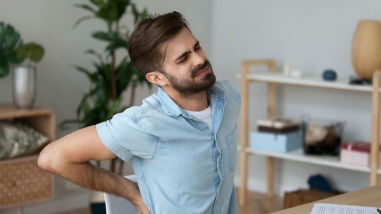 Shpina ju dhemb gjithnjë e më shumë. Si të rigjeneroni shtyllën kurrizore në dy minuta